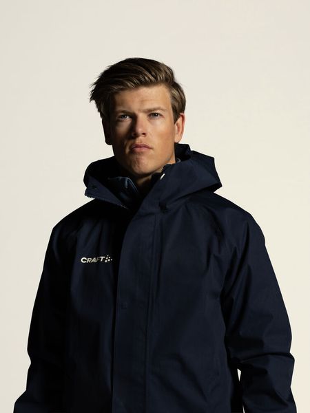 Hovedbilde OL 2l frakk i marine til herre fra Crafts OL 2026 kolleksjon