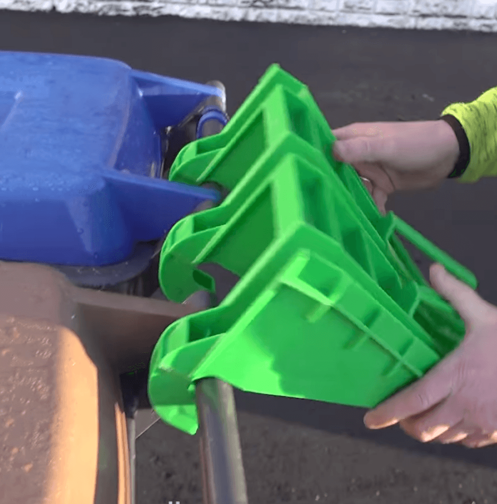 Binroller / Holder for 2 søppelspann til hengerfeste på bil